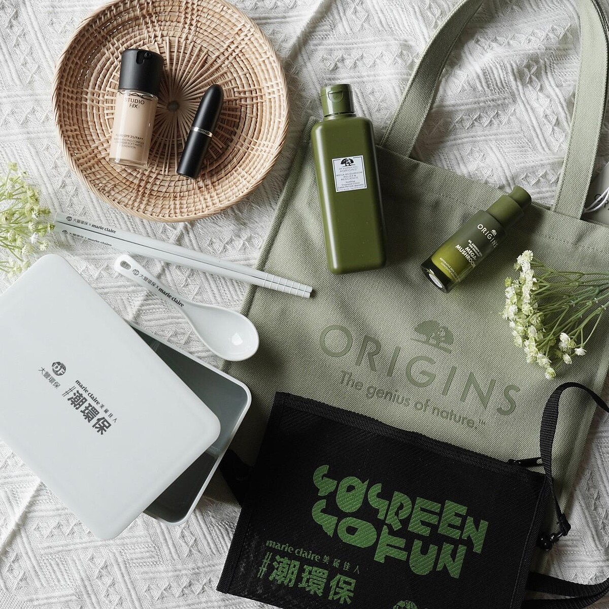 《美麗佳人》2024潮環保聯名組合,內附餐聚、餐盒、兩用包,使用回收再生製程技術製造,讓環保永續生活也能以最潮態度呈現。