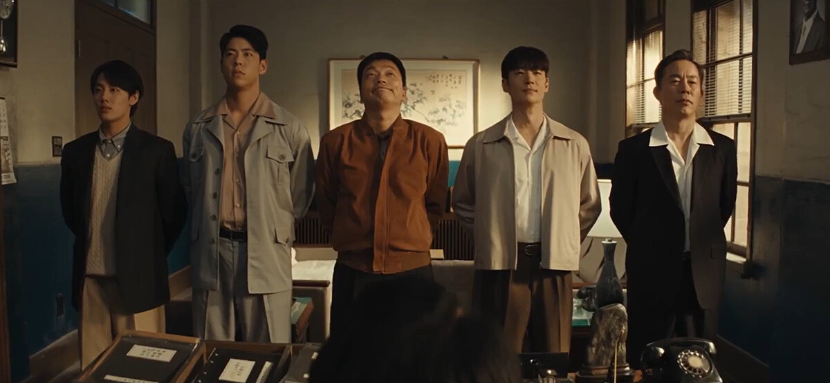 崔德文(右一)飾演劉大千