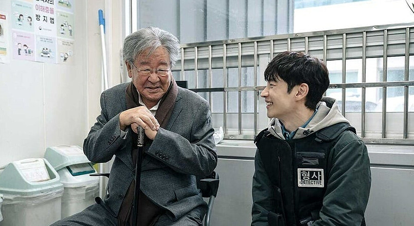 第一代男主角崔佛岩(左)和前傳男主角李帝勳(右)就像爺孫倆