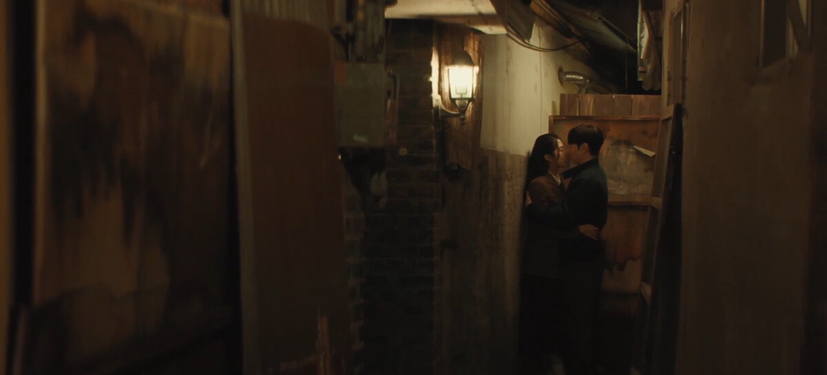 朴渶澖不想和李惠珠分開，躲在小巷裡親親