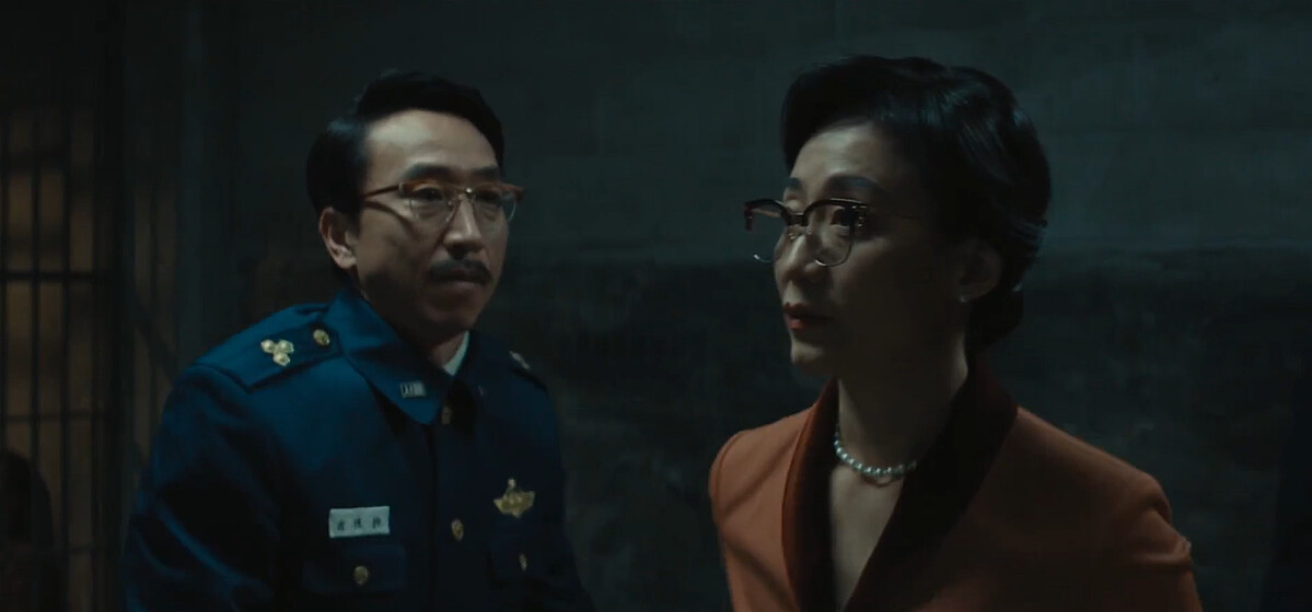 局長(左)怕事，親自開大門，恭送有政黨靠山的孤兒院院長高金資(右)離開警局