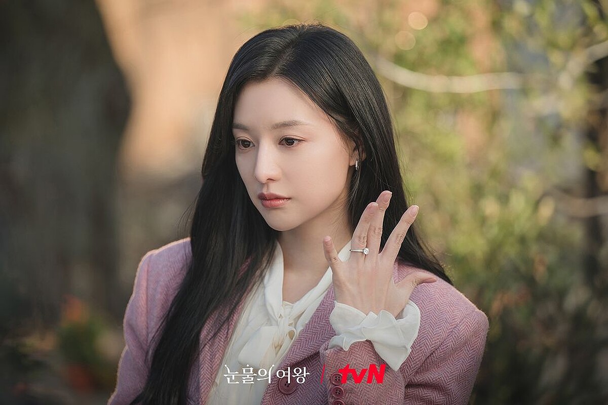 (截自@tvn_drama)淚之女王 - 女主角金智媛寶格麗戒指配戴