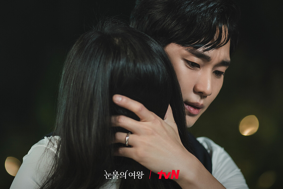 (截自@tvn_drama)淚之女王 男主角配戴寶格麗Serpenti對戒