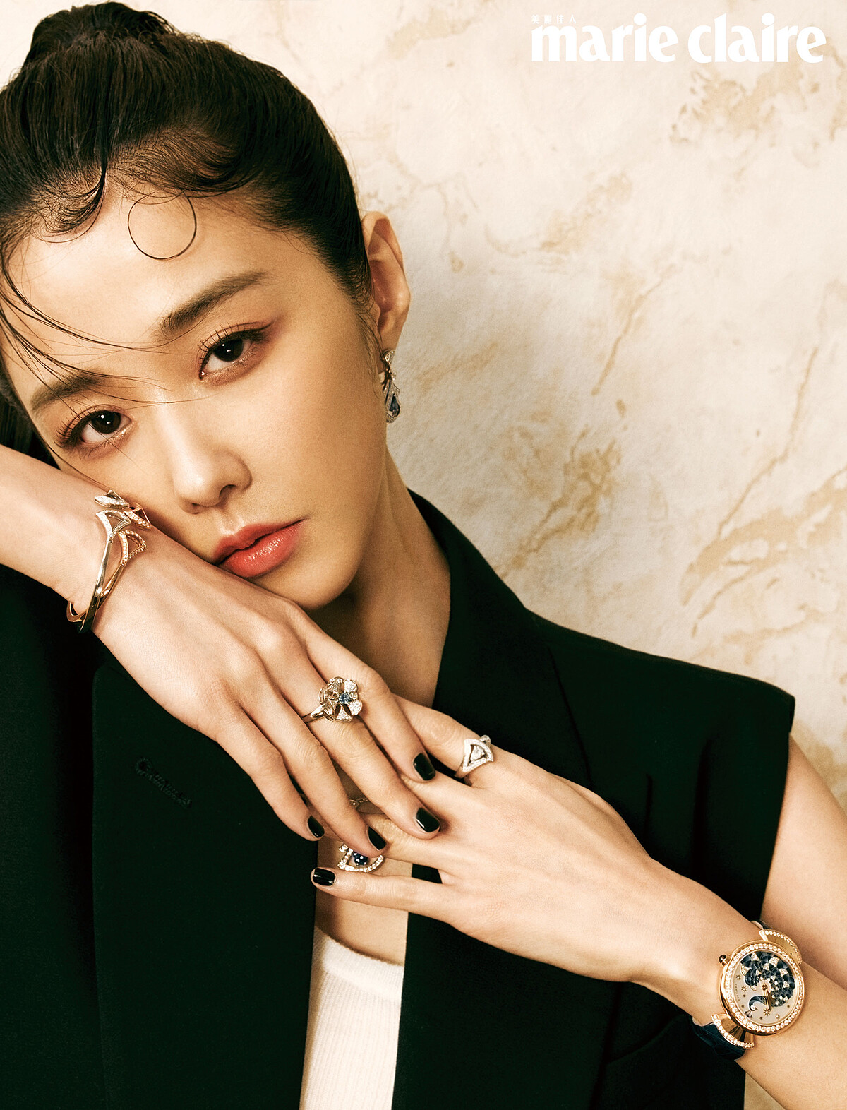 DIVAS’ DREAM 玫瑰金手工繪製孔雀珠寶腕錶、Divas’ Dream 白金鑽石藍寶項鍊、Divas’ Dream 白金鑽石藍寶耳環、Divas’ Dream 玫瑰金鑽石手環、Divas’ Dream 白金鑽石手環、Divas’ Dream 白金鑽石祖母綠戒指、Divas’ Dream 白金鑽石戒指,all by Bulgari;黑色無袖羊毛長背心、白色羊絨真絲背心,both by Gucci。