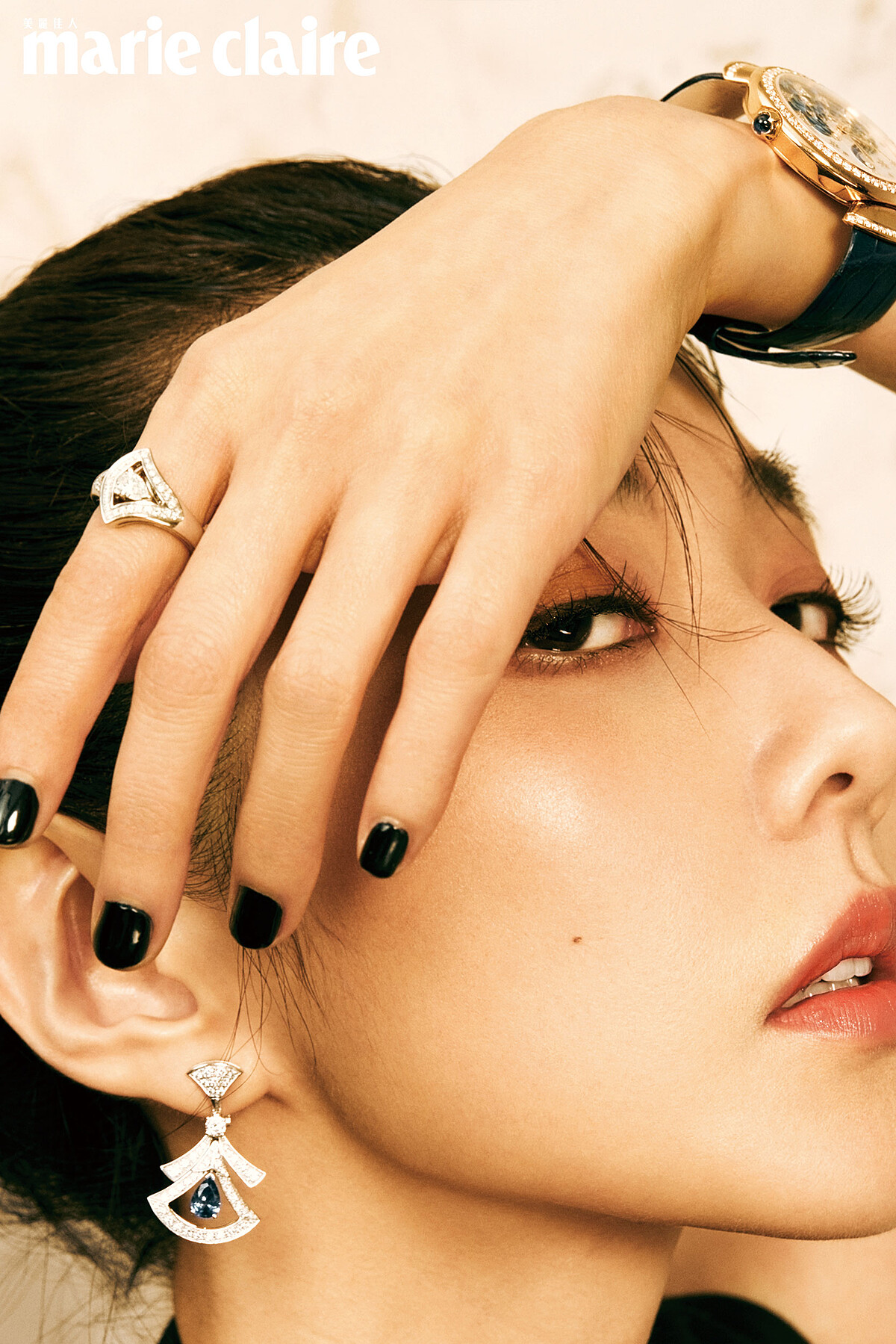 DIVAS’ DREAM 玫瑰金手工繪製孔雀珠寶腕錶、Divas’ Dream 白金鑽石藍寶耳環、Divas’ Dream 白金鑽石戒指,all by Bulgari;黑色無袖羊毛長背心,Gucci。