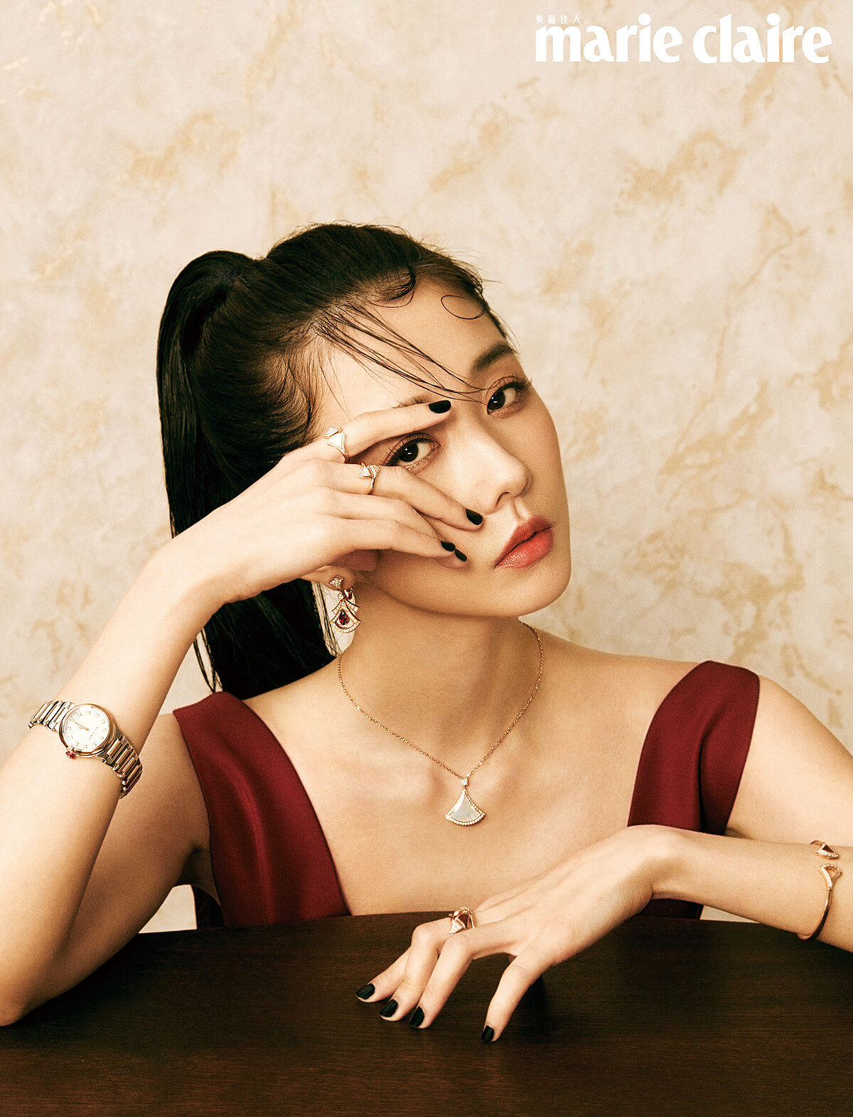 LVCEA 光芒系列玫瑰金精鋼腕錶、Divas’ Dream 玫瑰金鑽石珍珠母貝項鍊、Divas’ Dream 玫瑰金鑽石手環、Divas’ Dream 玫瑰金鑽石紅寶耳環、Divas’ Dream 玫瑰金鑽石珍珠母貝戒指、Divas’ Dream 玫瑰金鑽石珍珠母貝戒指、Divas’ Dream 玫瑰金鑽石紅玉髓戒指,all by Bulgari;Ancora紅色V領連身褲,Gucci。