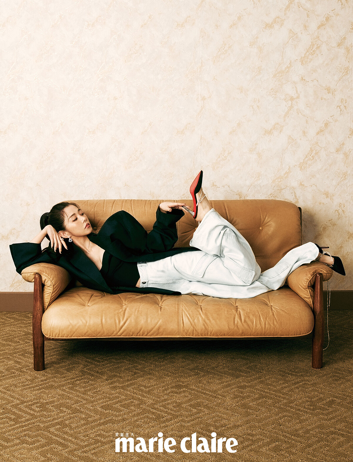 Divas’ Dream 白金鑽石藍寶耳環、Divas’ Dream 白金鑽石戒指,both by Bulgari;黑色月形緊身胸衣、淺色工裝牛仔褲,both by Versace;黑色剪裁寬鬆夾克,Balenciaga;花朵圖案長手套,rokh H&M;Astrid Lace Strass 黑色高跟鞋,Christian Louboutin。