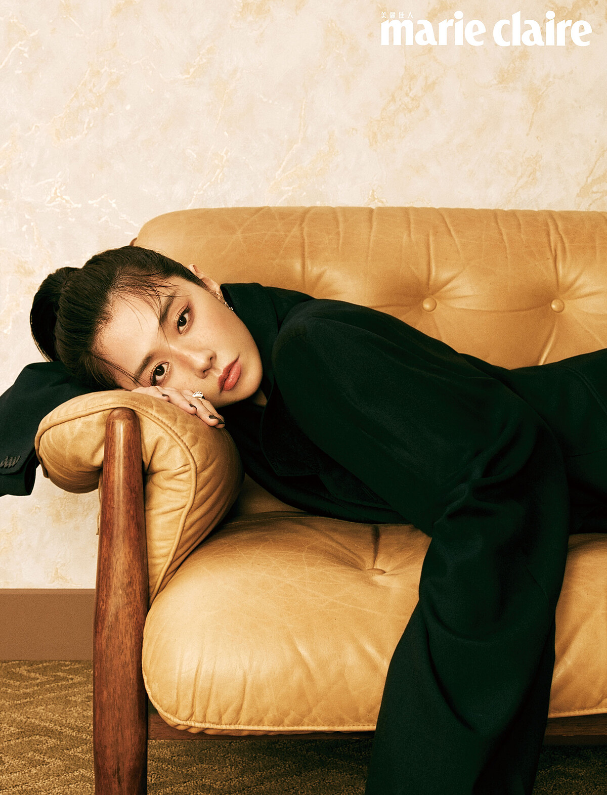 Divas’ Dream 白金鑽石戒指,Bulgari。黑色剪裁寬鬆夾克,Balenciaga。