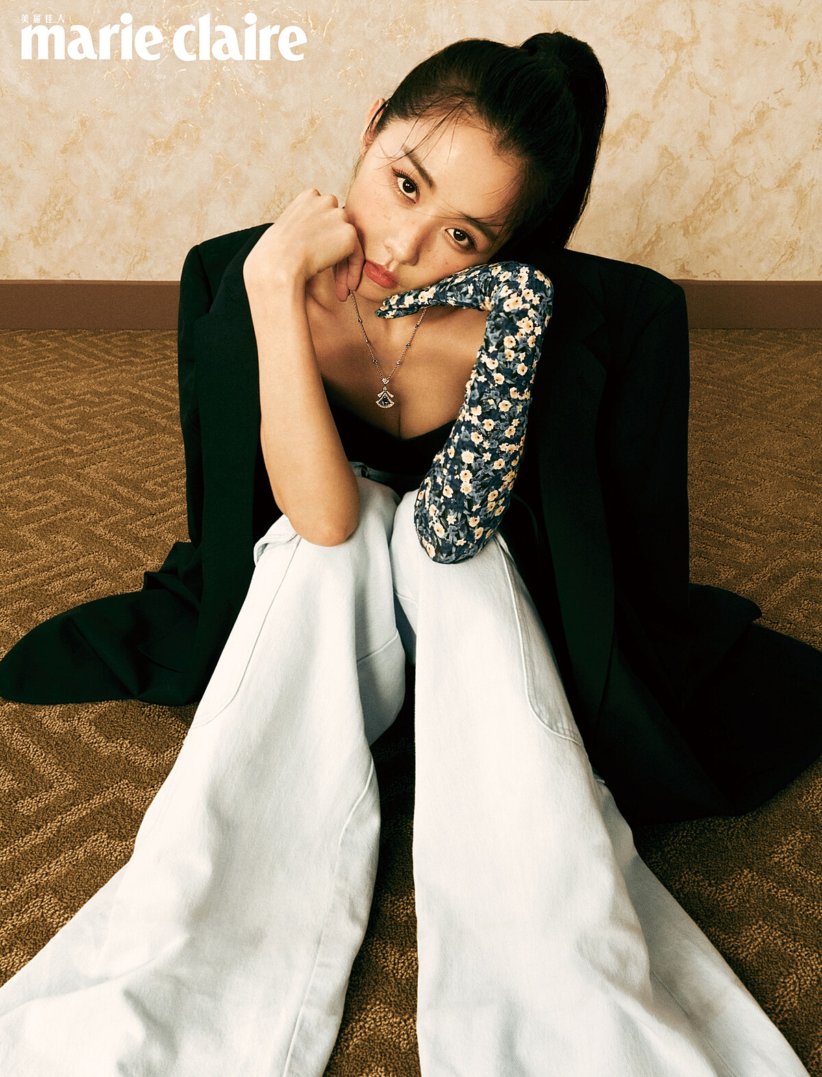 Divas’ Dream 白金鑽石藍寶項鍊,Bulgari;黑色月形緊身胸衣、淺色工裝牛仔褲,both by Versace;黑色剪裁寬鬆夾克,Balenciaga;花朵圖案長手套,rokh H&M。