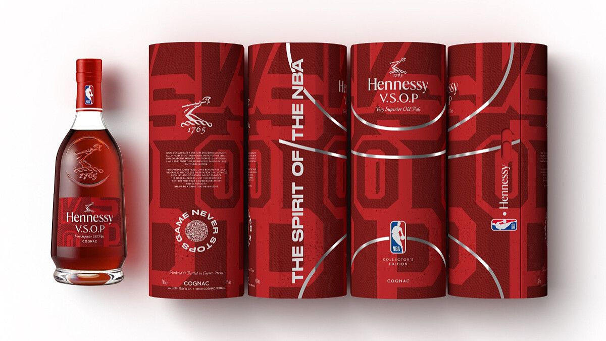軒尼詩攜手NBA打造聯名限量版禮盒！圓柱外觀還原籃球皮革，球迷們必收
