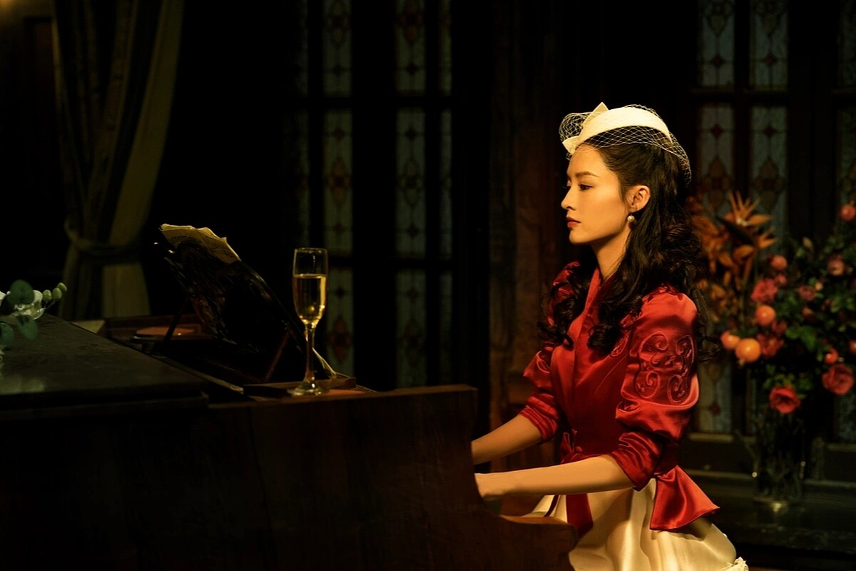 李沁劇中以富家千金為表面偽裝，實際上是秘密特工。