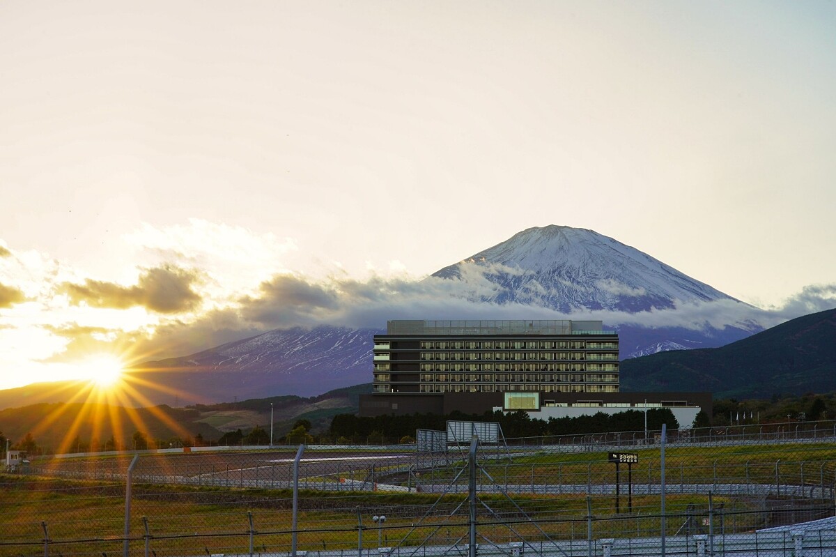 日本靜岡縣的「富士賽道酒店（Fuji Speedway Hotel）」，就在富士山腳下。
