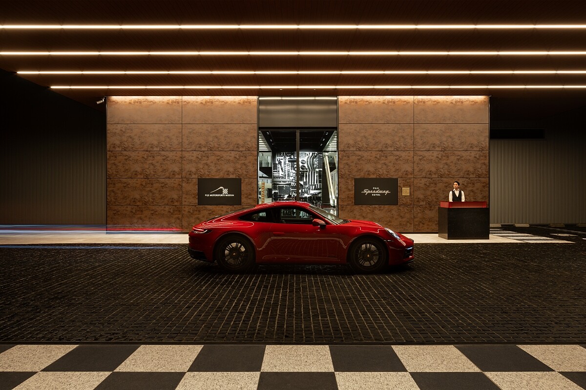 「富士賽道酒店」現代摩登的大門入口。