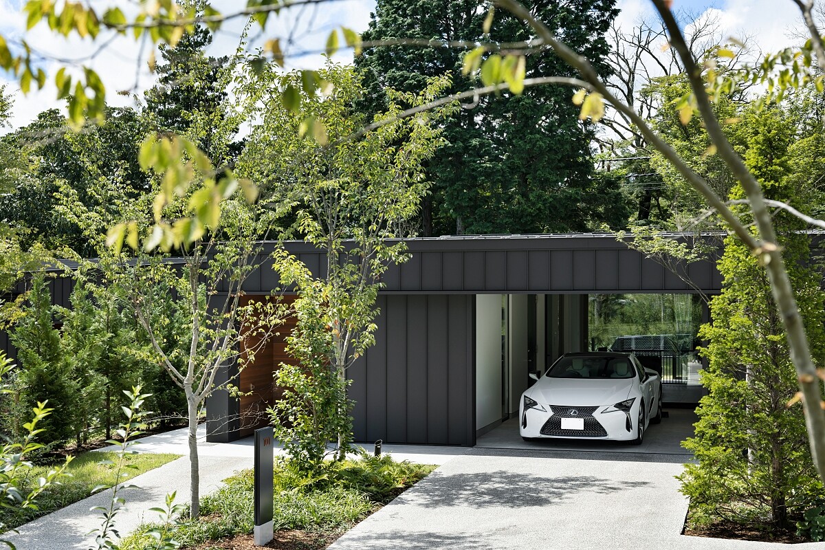 別墅住宅（villas）配有私人車庫。