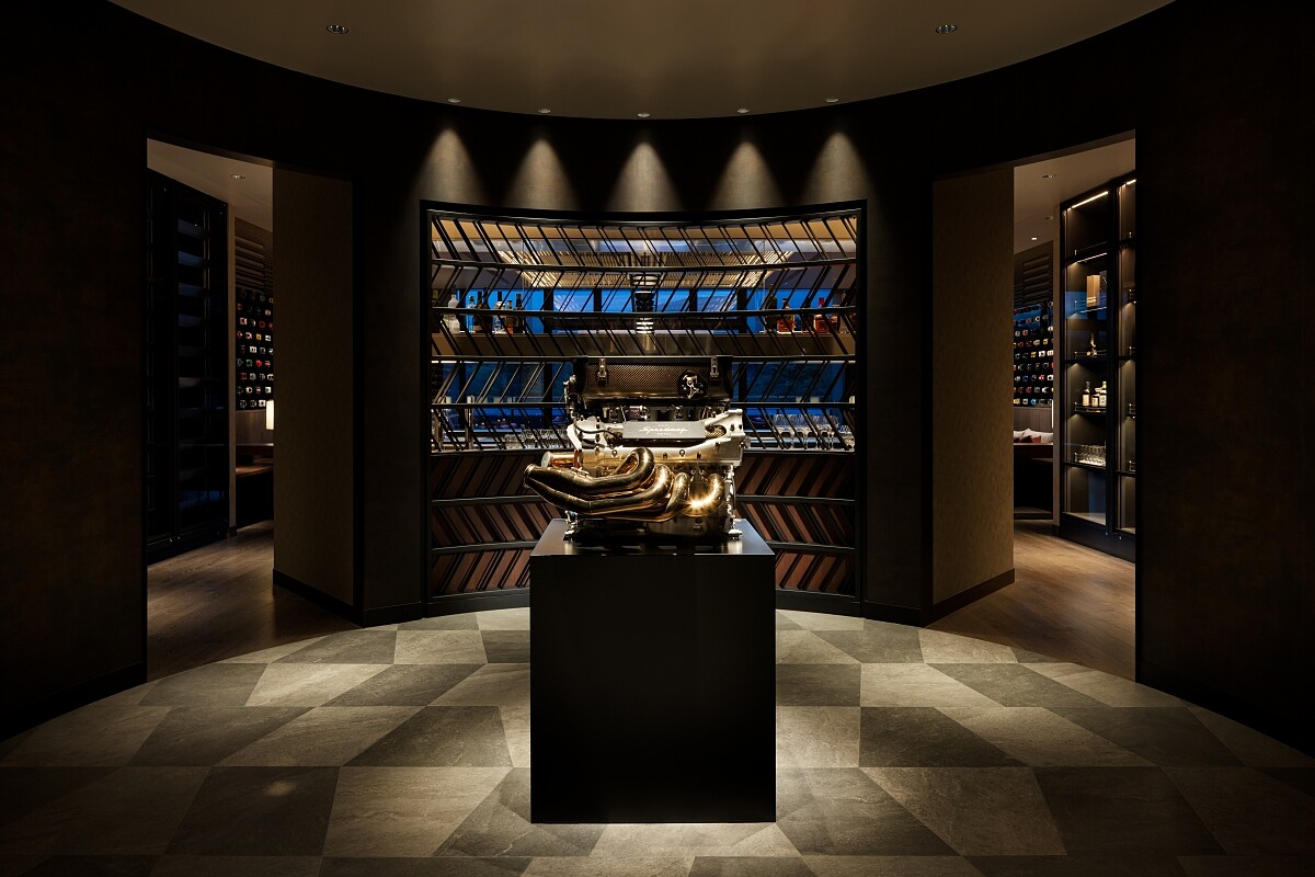 入口的聚光燈灑落在傳奇V8引擎的八缸活塞引擎上方。