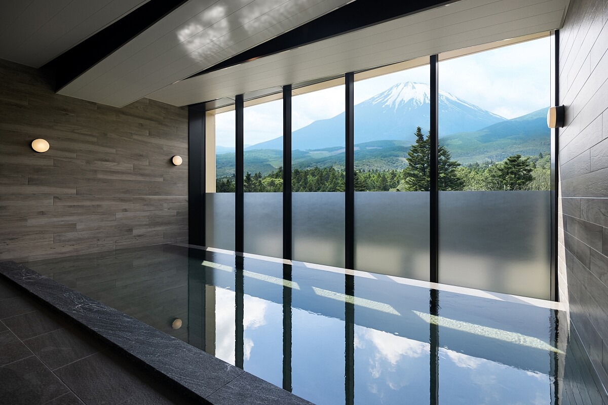 大眾溫泉浴池設置了大面窗景，白天能欣賞到壯麗的富士山美景。