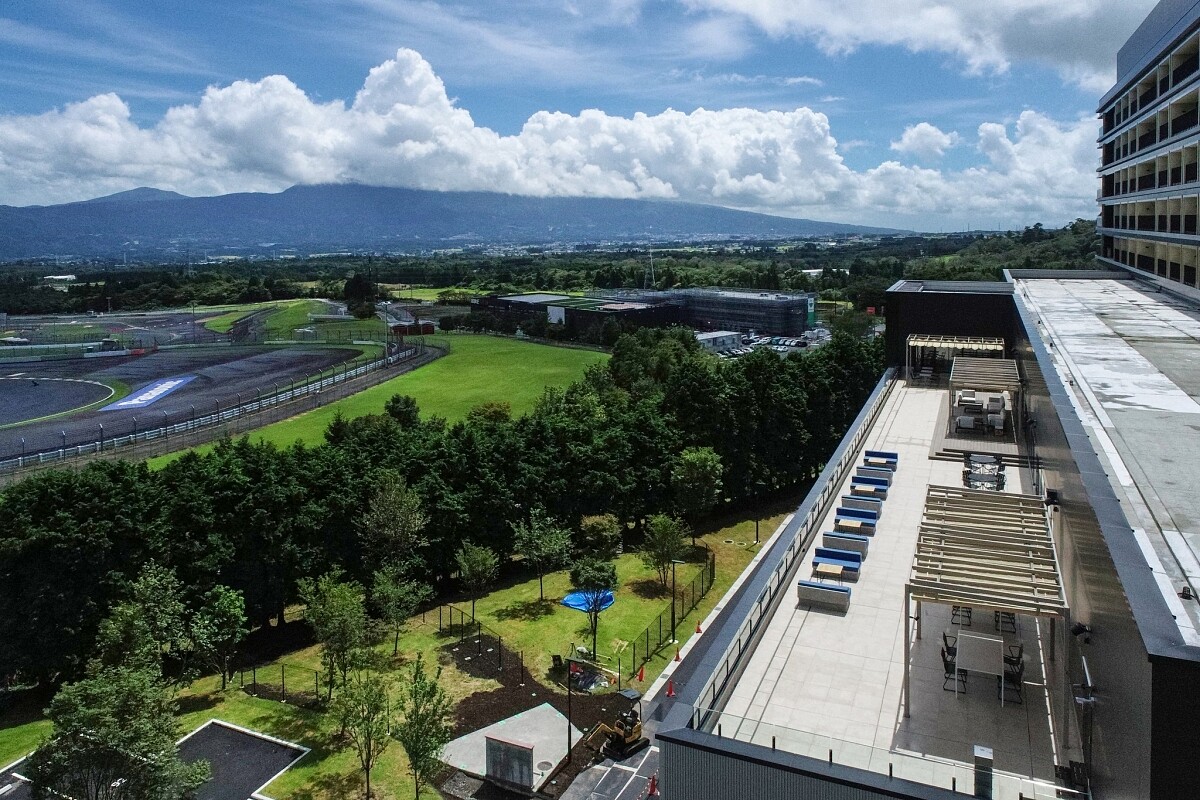 二樓主題咖啡廳露台有絕佳視角可觀賞賽事。