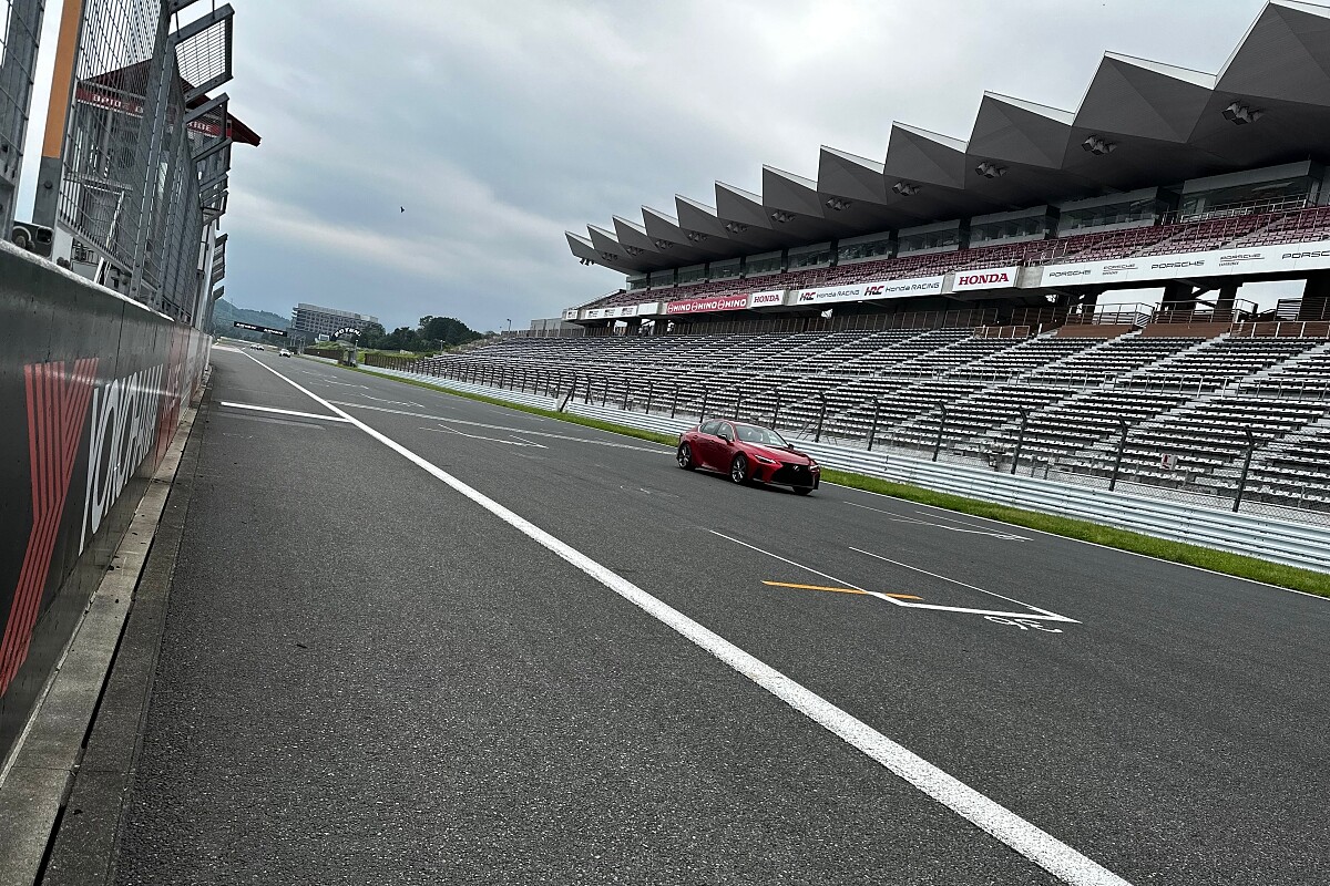 入住酒店客人可在平日免費進入賽車場，可駕駛私人或是租貸車輛在國際賽道上行駛三圈。