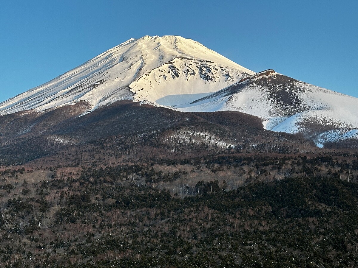 最後在高檯上與富士山面對面等候日出。