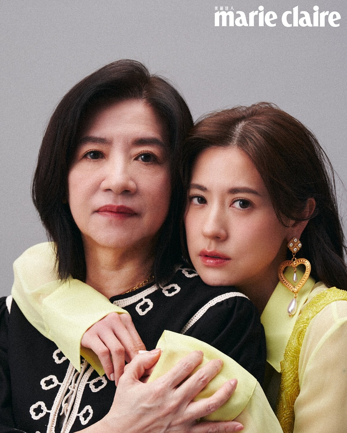 林予晞:黃色透膚襯衫、黃色刺繡背心、黃色短褲,all by Blugirl;金色肩帶背心,Maje;愛心珍珠耳環,Moschino。林予晞媽媽Christine:黑色鏤空洋裝,Maje;金色項鍊,Allsaints。