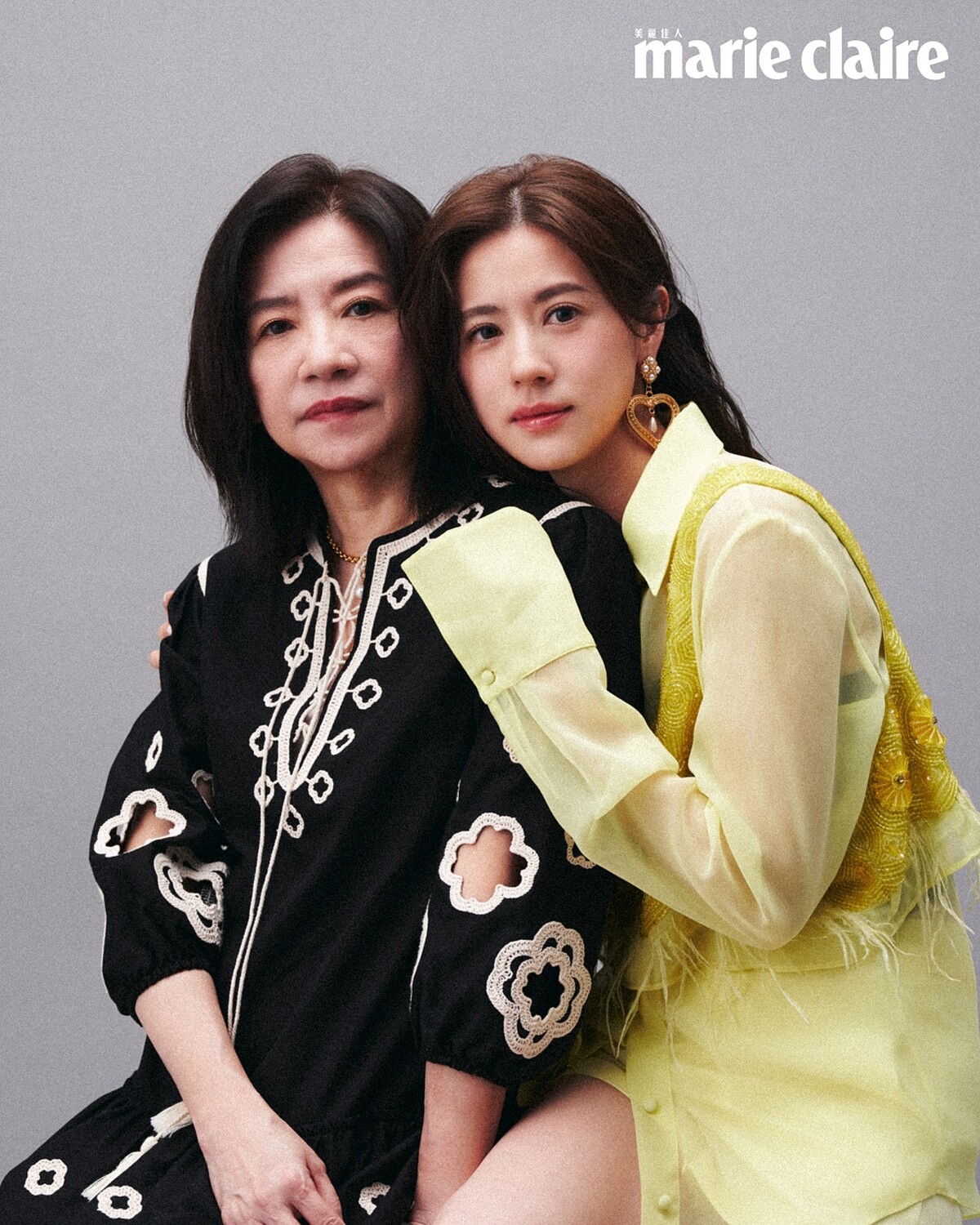 林予晞:黃色透膚襯衫、黃色刺繡背心、黃色短褲,all by Blugirl;金色肩帶背心,Maje;愛心珍珠耳環,Moschino。林予晞媽媽Christine:黑色鏤空洋裝,Maje;金色項鍊,Allsaints。