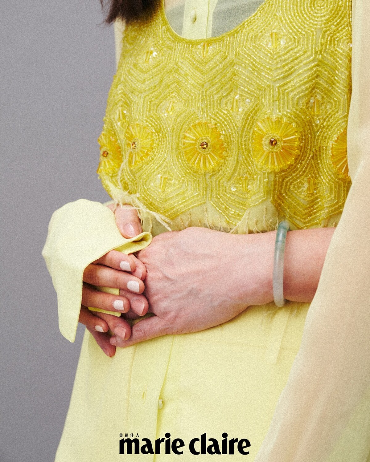 林予晞:黃色透膚襯衫、黃色刺繡背心、黃色短褲,all by Blugirl。