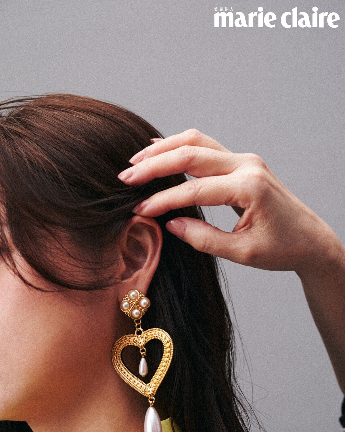 林予晞:愛心珍珠耳環,Moschino。