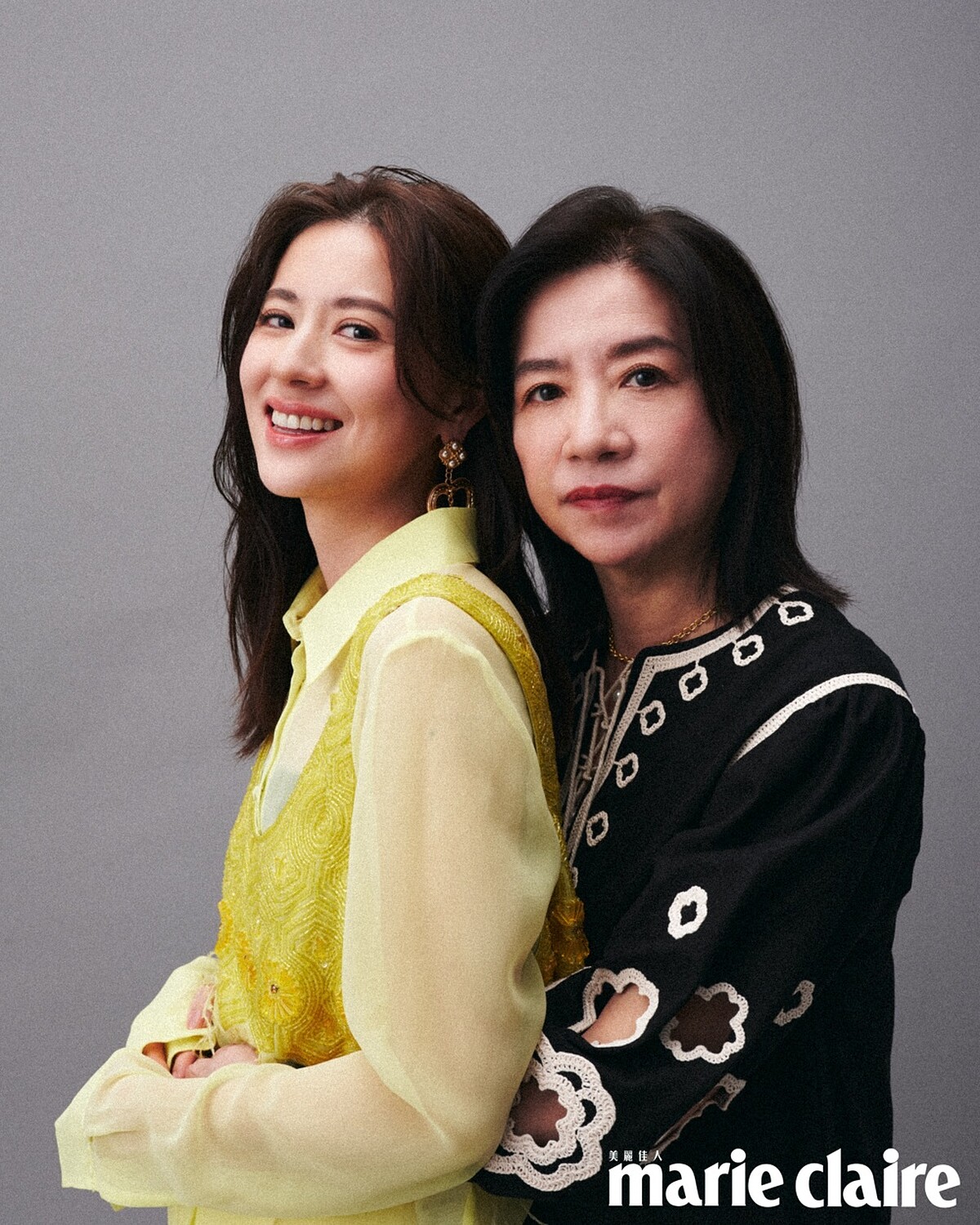 林予晞:黃色透膚襯衫、黃色刺繡背心、黃色短褲,all by Blugirl;金色肩帶背心,Maje;愛心珍珠耳環,Moschino。林予晞媽媽Christine:黑色鏤空洋裝,Maje;金色項鍊,Allsaints。