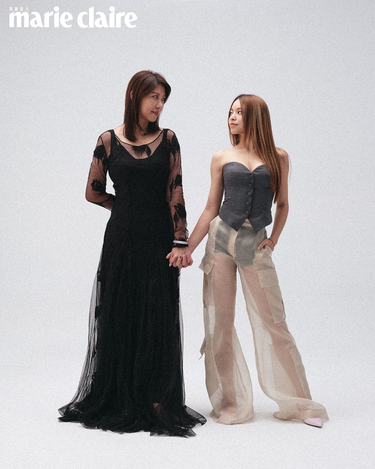 粼粼:灰色馬甲、透膚工裝長褲,both by Moschino;銀色流蘇耳環,Chloé;粉色高跟鞋,Maje。粼粼媽媽Rose:黑色刺繡洋裝,Blugirl;耳環,Chloé;銀色高跟鞋,Maje。