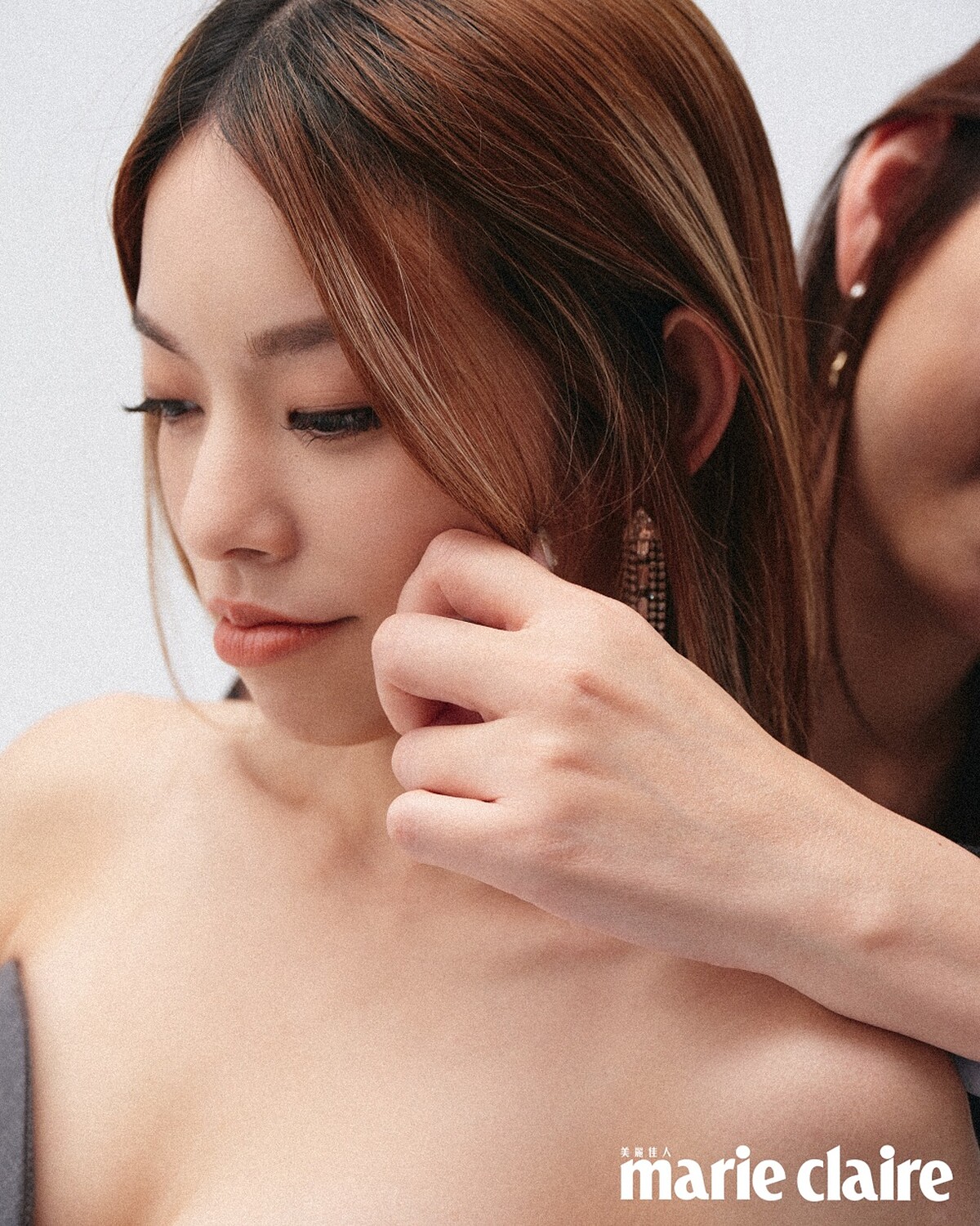 粼粼:灰色馬甲, Moschino;銀色流蘇耳環,Chloé。粼粼媽媽Rose:黑色刺繡洋裝,Blugirl;耳環,Chloé。