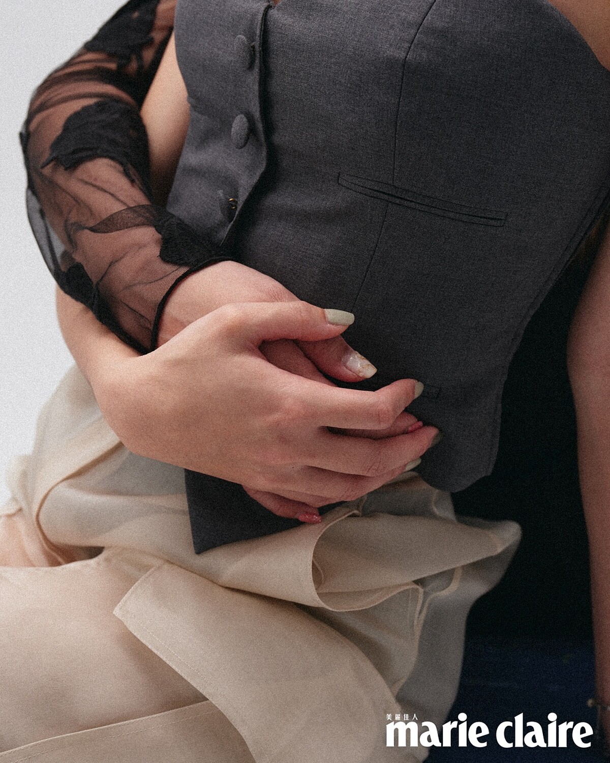 粼粼:灰色馬甲、透膚工裝長褲,both by Moschino。粼粼媽媽Rose:黑色刺繡洋裝,Blugirl。