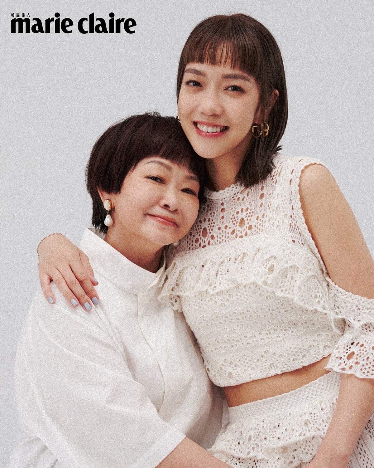 李霈瑜:白色鏤空露肩上衣、白色鏤空長裙、金色耳環,all by Chloé。李霈瑜媽媽Jackie :白色立領襯衫,Peter Wu;珍珠耳環,Chloé。