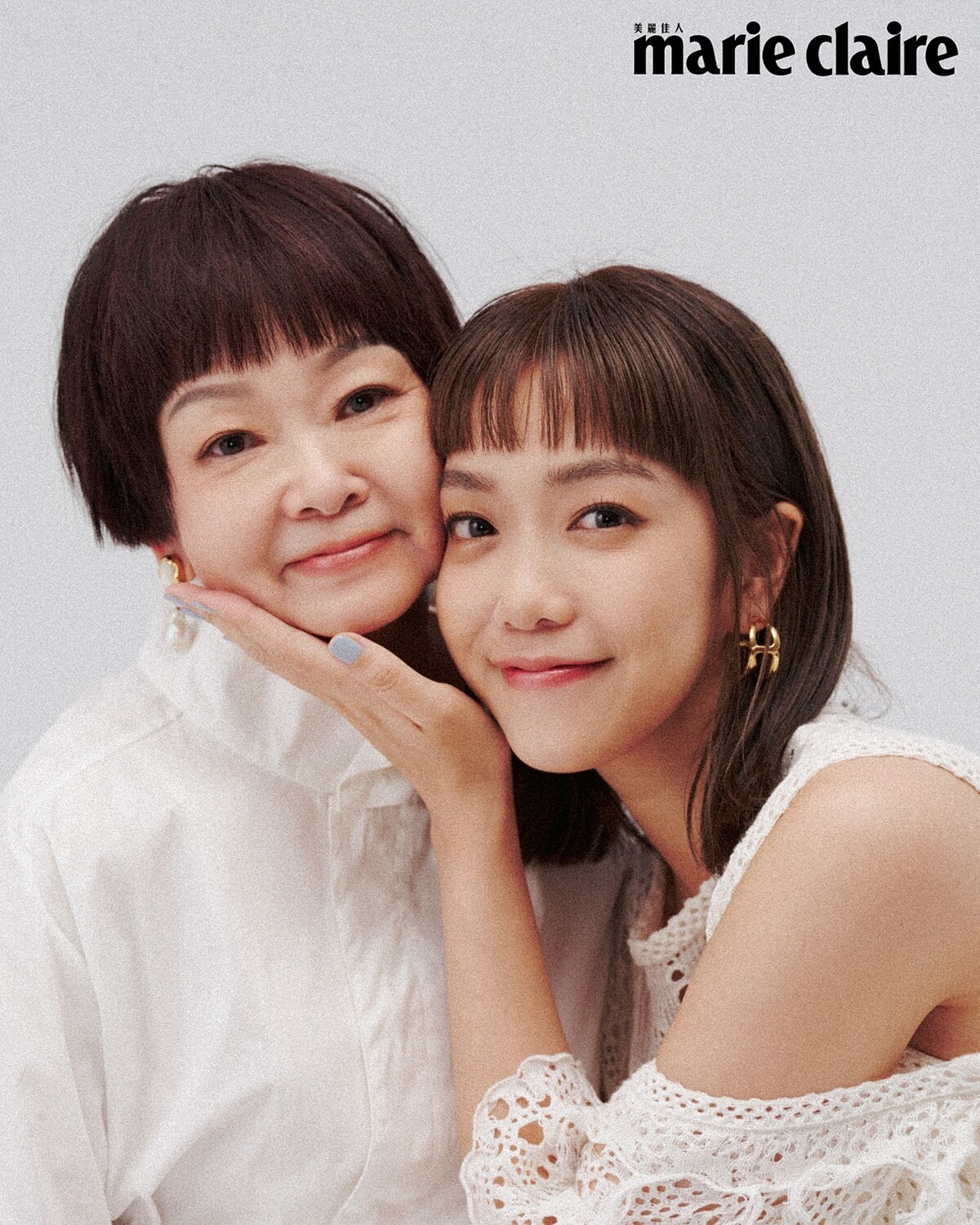 李霈瑜:白色鏤空露肩上衣、白色鏤空長裙、金色耳環,all by Chloé。李霈瑜媽媽Jackie :白色立領襯衫,Peter Wu;珍珠耳環,Chloé。