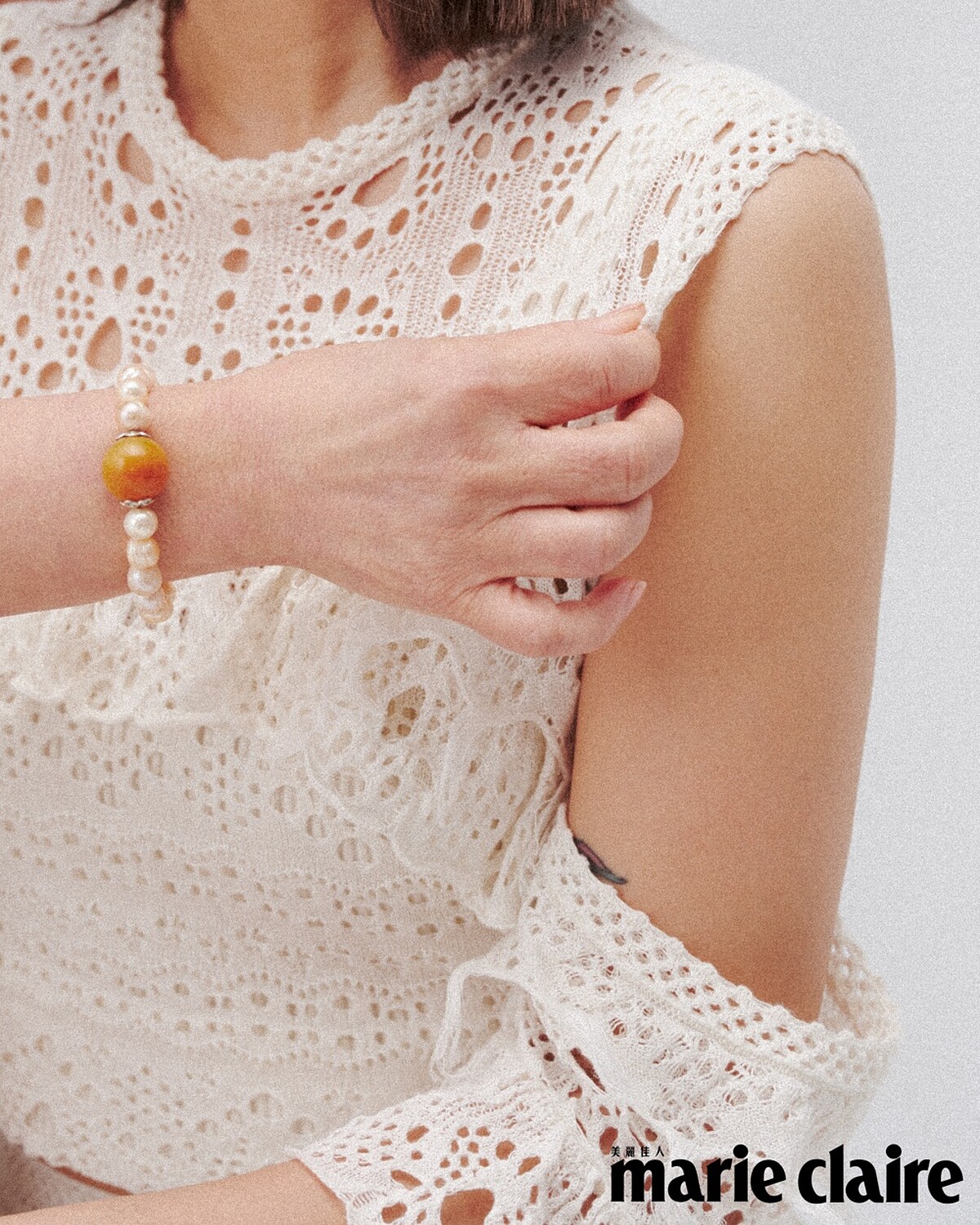 李霈瑜:白色鏤空露肩上衣, Chloé。