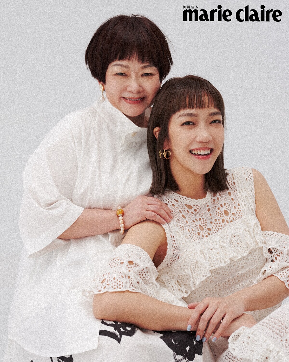 李霈瑜:白色鏤空露肩上衣、白色鏤空長裙、金色耳環,all by Chloé。李霈瑜媽媽Jackie :白色立領襯衫,Peter Wu;印花長裙,Msgm;珍珠耳環,Chloé。