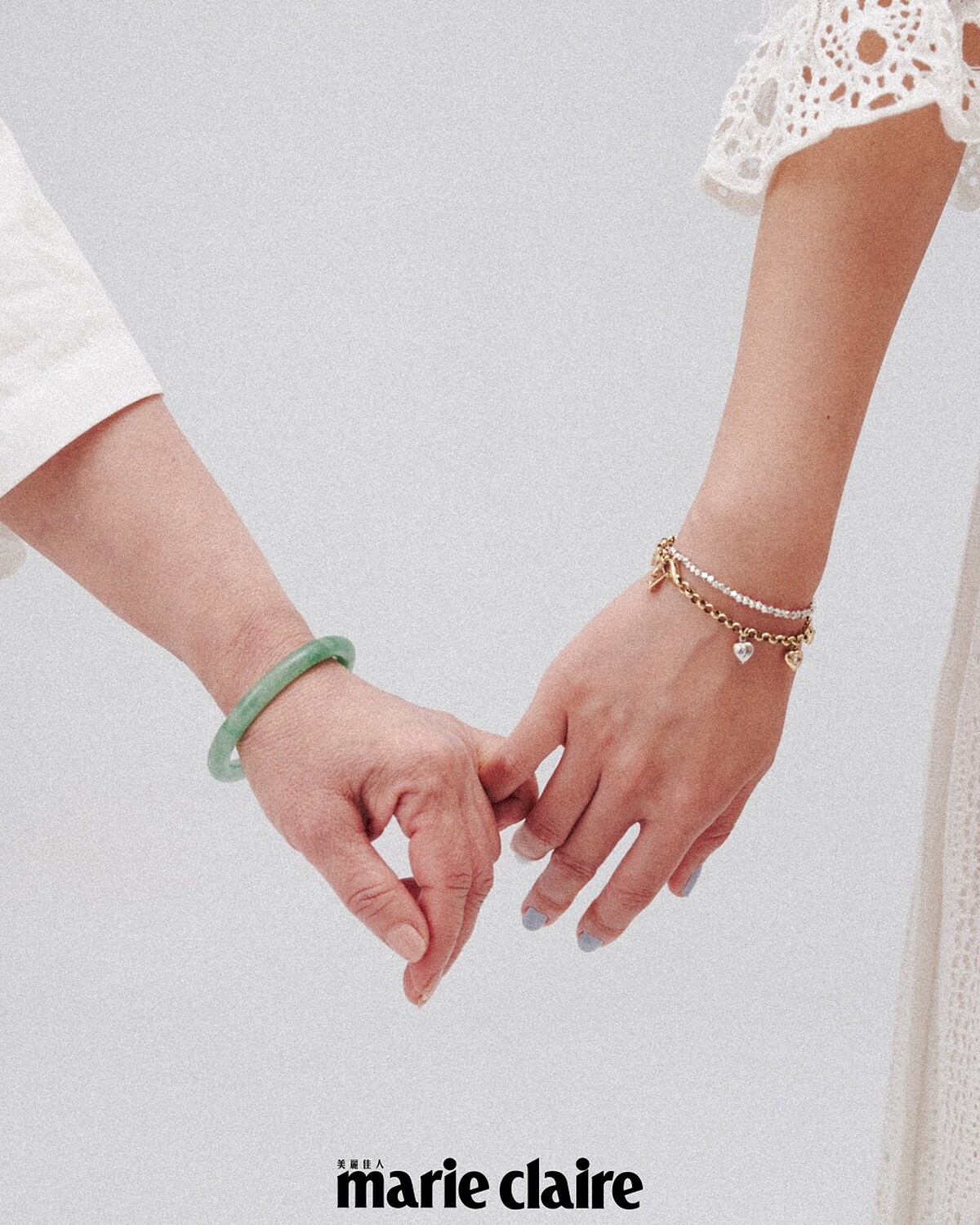 李霈瑜:白色鏤空長裙, Chloé。李霈瑜媽媽Jackie :白色立領襯衫,Peter Wu。