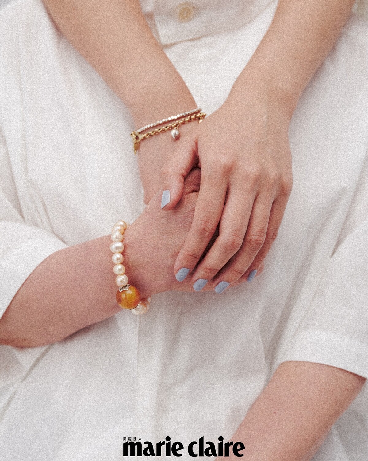 李霈瑜媽媽Jackie :白色立領襯衫,Peter Wu。