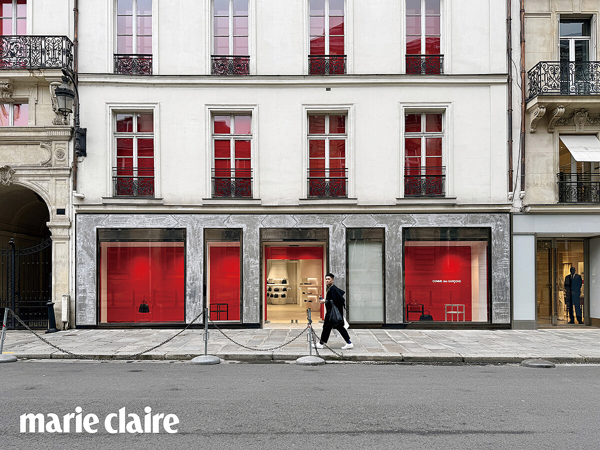 由川久保玲和團隊構思的 COMME des GARÇONS 有四層樓高,還能見到品牌跨界設計的椅子。