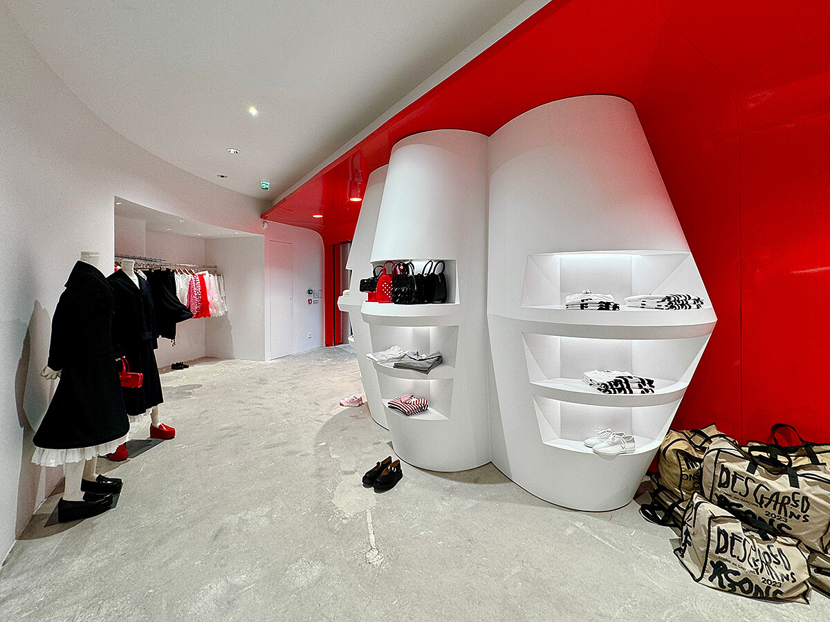 COMME des GARÇONS 的紅白色塊之間,衣服與人物都顯得賞心悅目。