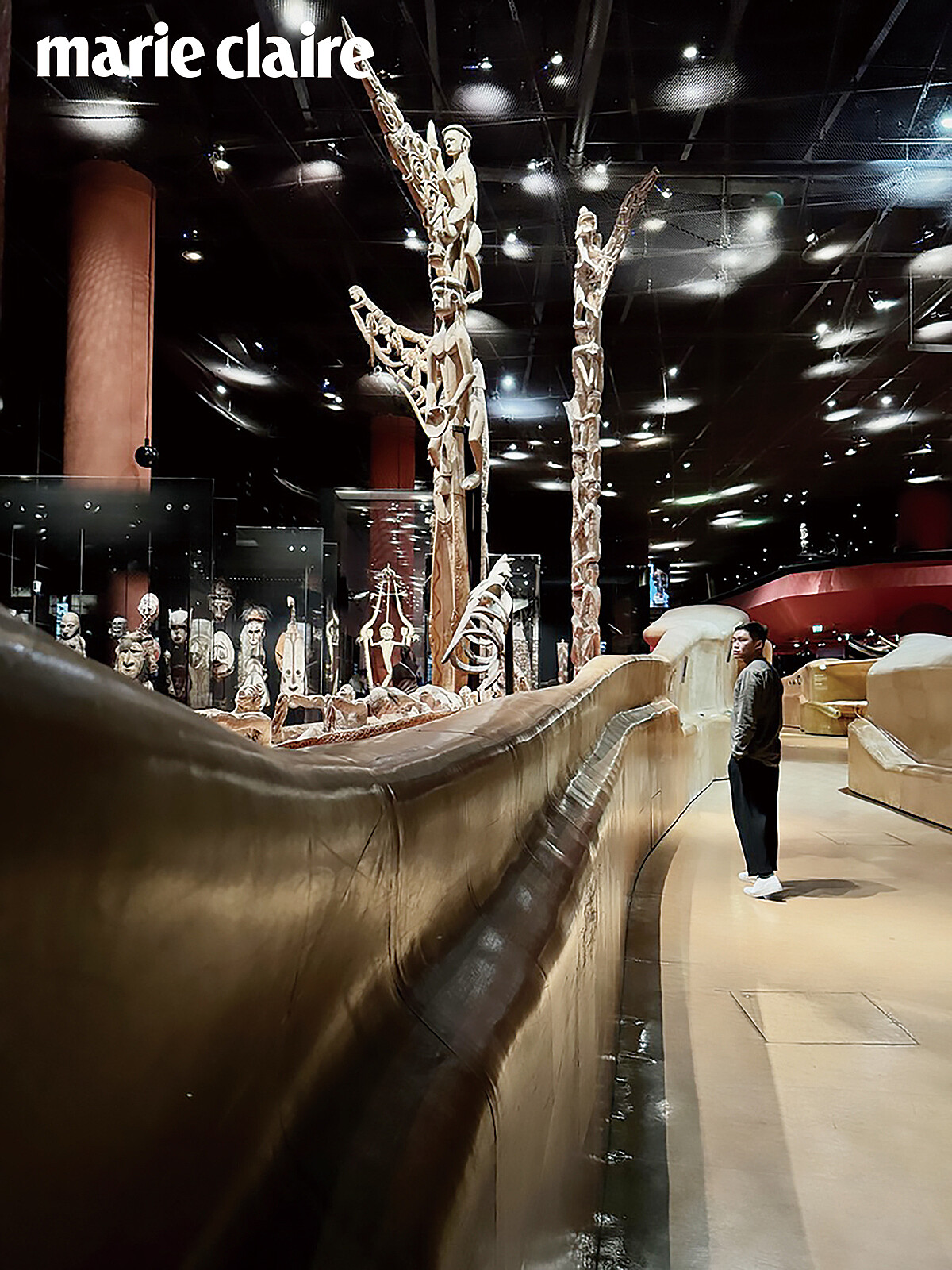 布朗利河岸博物館是他最愛的地方，當期特展是《薩滿的幻象：秘魯亞馬遜的死藤水藝術》。