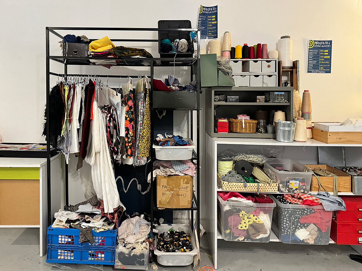 集捐贈的布料、書籍、印刷品,媒合貧困族群開發製作有趣且實用的產品。