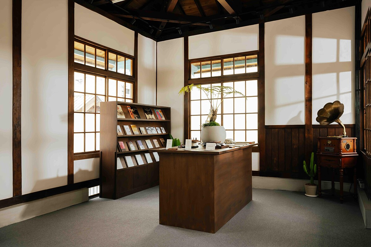 策展單位「留白計畫」精選時代展品，復刻留聲機、黑膠、音樂、文學作品等，以最低干預的方式呈現百年歷史現場，貼合場館的精神與氣質。（圖片提供／留白計畫）