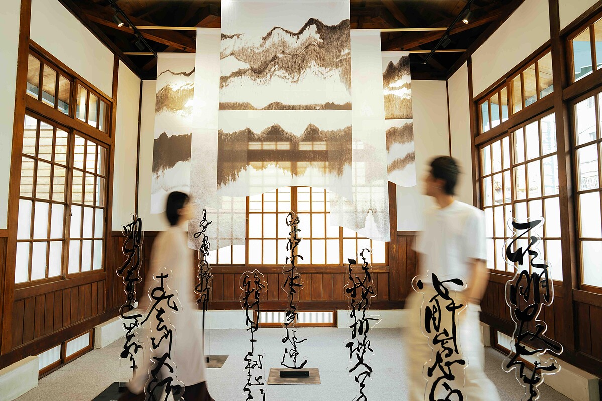 走進東門町1923，右手邊的常設展品為「萬山倒影」（上）、歌仔冊《嘉義地理歌》（下）。（圖片提供／留白計畫）