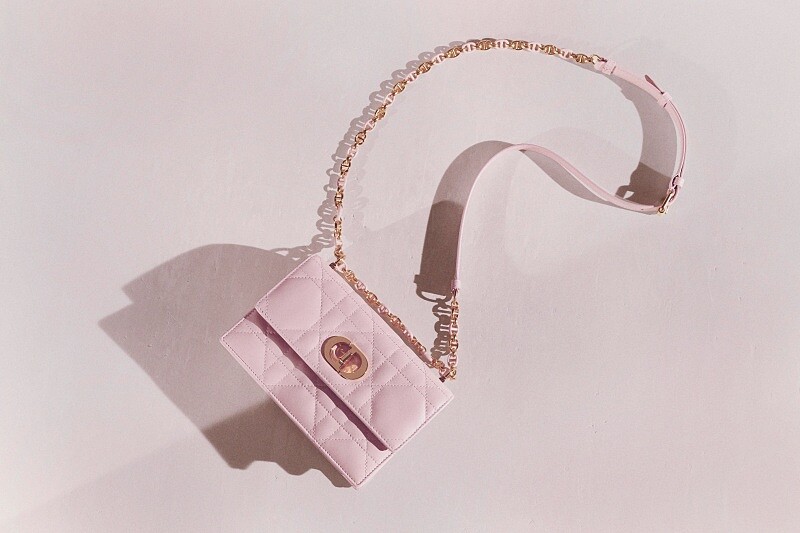 Dior Lady D-Joy 淡粉色 Cannage 籐格紋小羊皮包款 NT.150,000