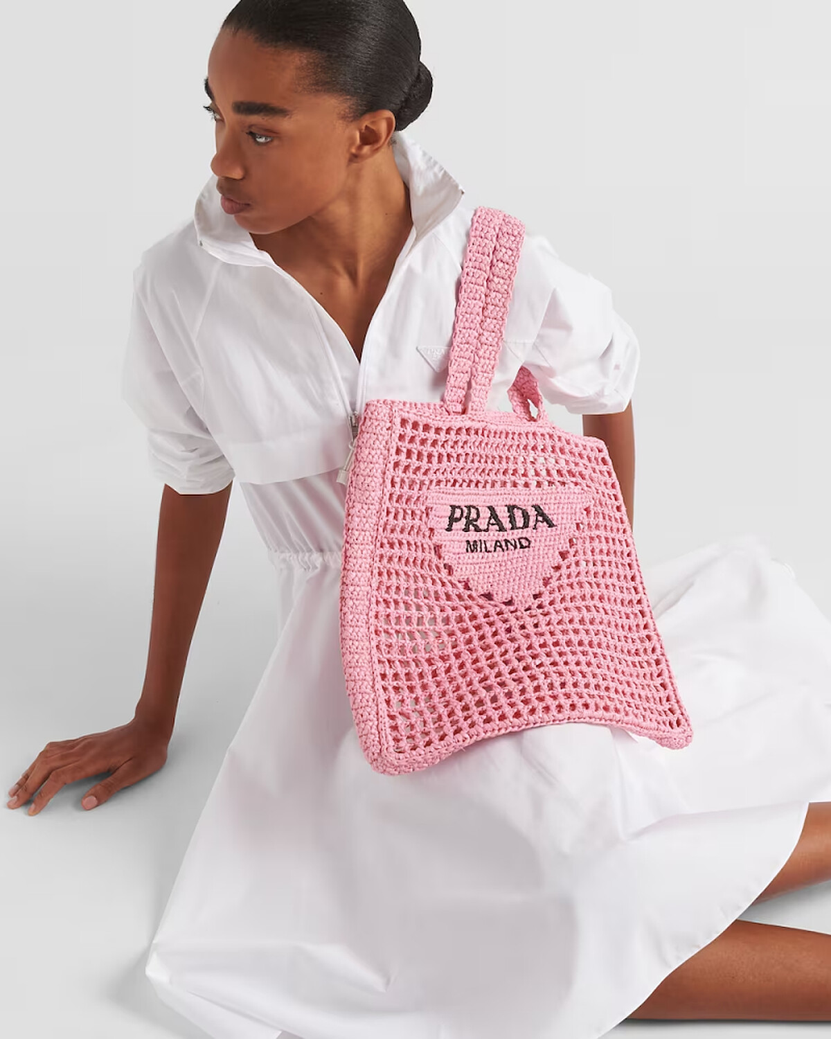 Prada 拉菲草手提包 NT.69,000