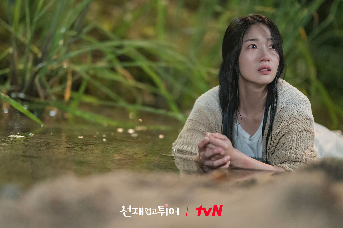 任率整個人栽在河裡，死也要把善宰的手錶找回來