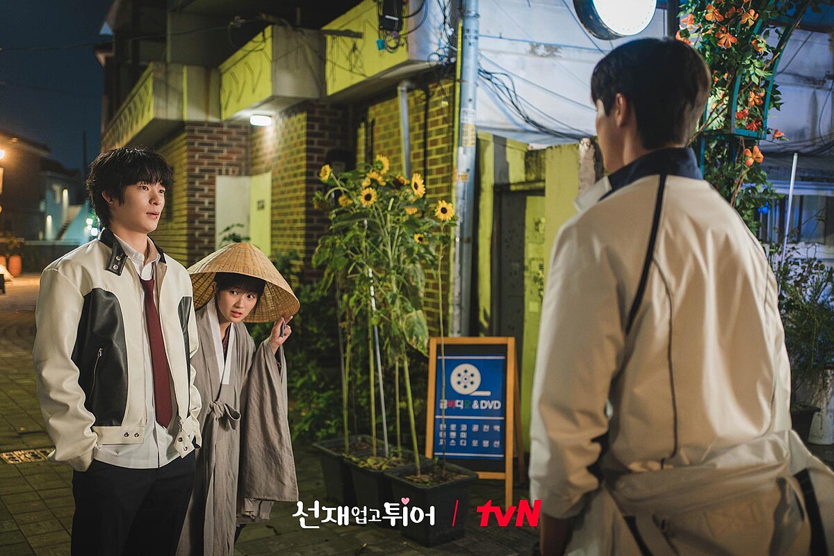 善宰(右)看太成(左)在任率(中)身邊有點不是滋味