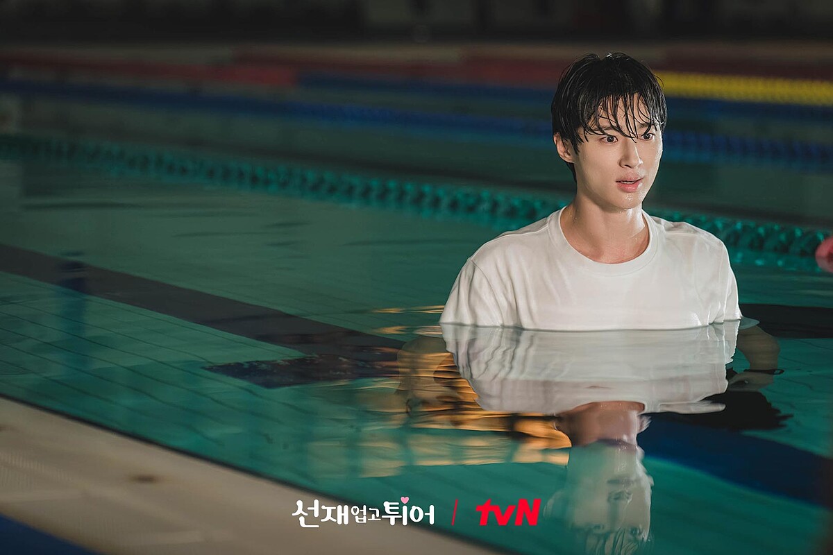 善宰和任率搶泳褲掉入泳池裡