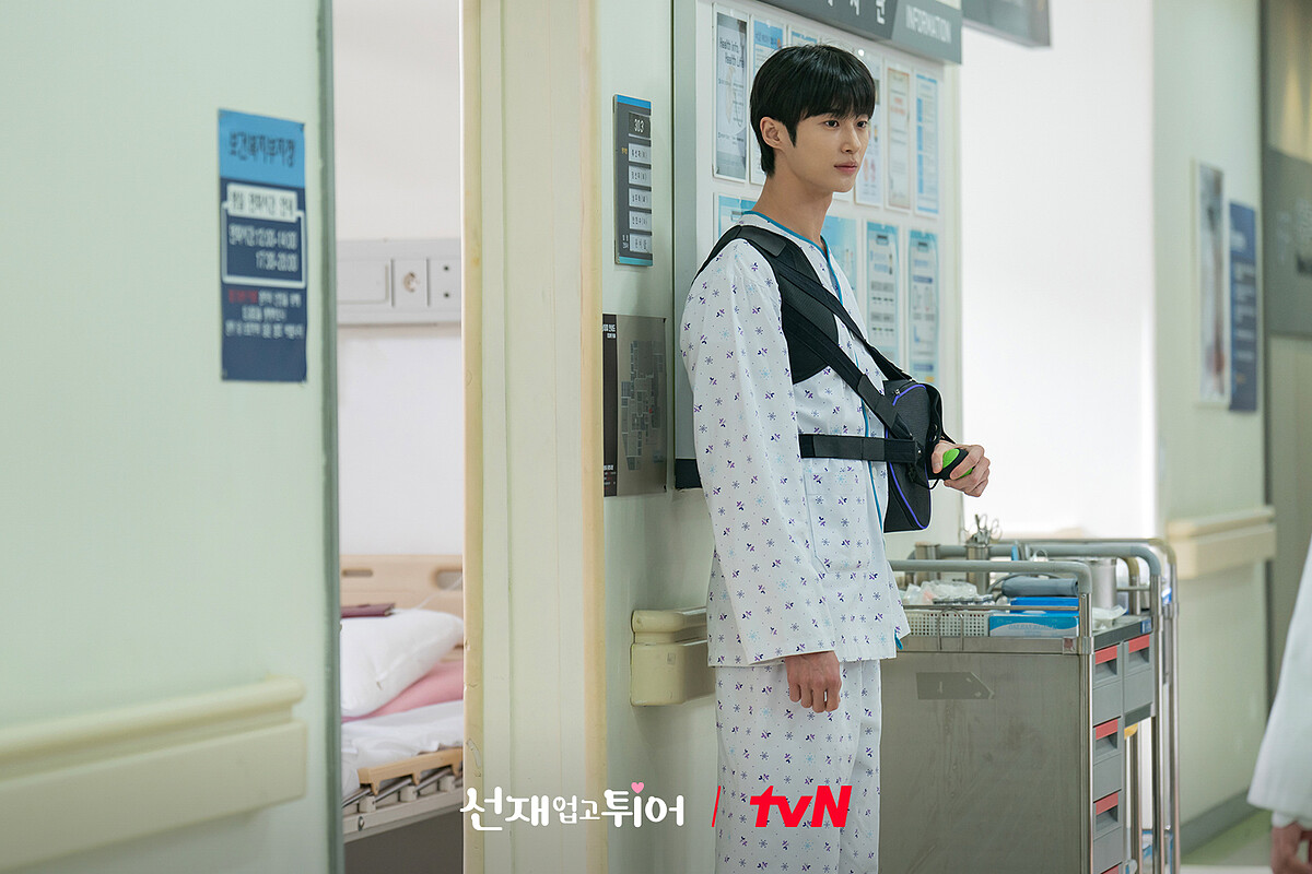 善宰站在醫院走廊盼任率探病