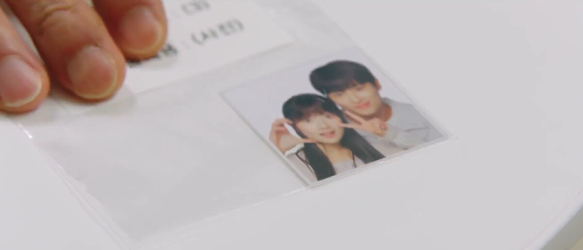 善宰的遺物中發現與任率的拍貼